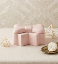 Vela Aromática de Lujo en Envase de Cerámica con Tapa en Forma de Moño - Color Rosa