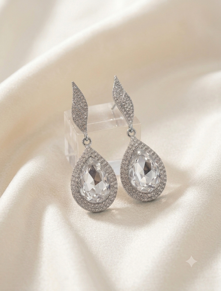 Aretes colgantes de gota con cristales brillantes