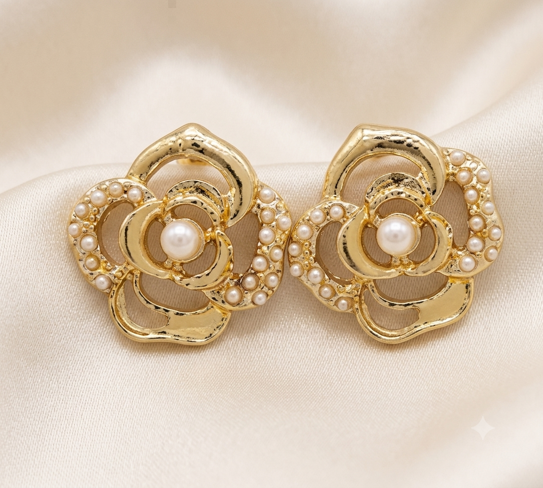 Aretes de Flor en Color Dorado