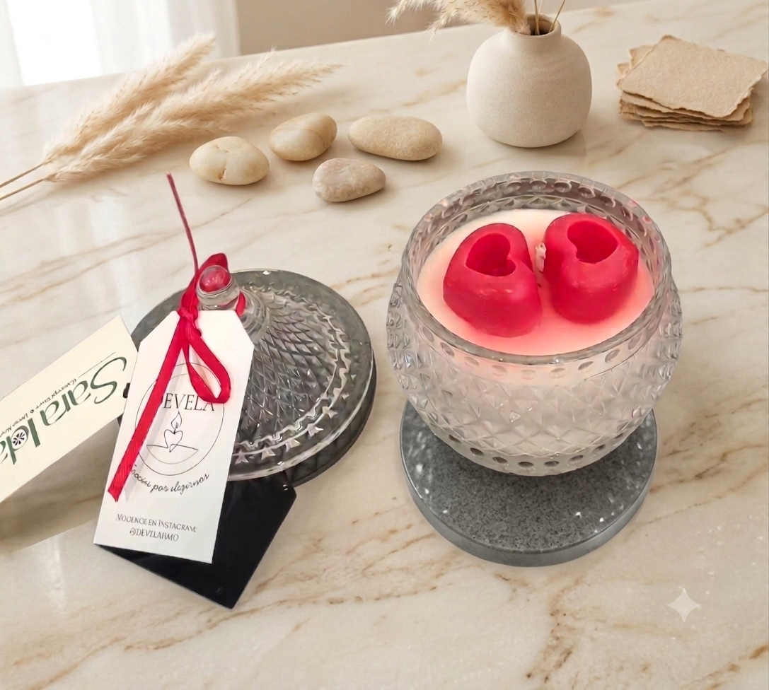 Vela Artesanal Premium "Devela" en Bombonera de Vidrio Tallado – Colección Aromas Sorpresa