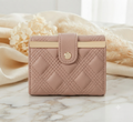 Cartera Bifold Acolchada con Detalle de Barra Metálica
