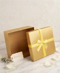 Caja de Regalo Elegante con Listón – Estilo Dorado y Moño Amarillo