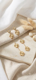 Aretes Largos de Tres Flores con Textura Radiante y Brillos