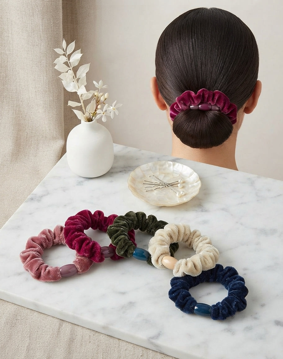 Colección Velvet Touch: Set de 5 Scrunchies de Terciopelo con Detalle Escultural