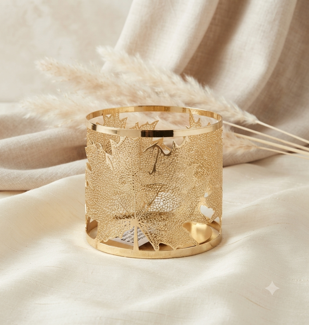 Soporte Pedestal Dorado para Vela – Diseño Calado de margaritas