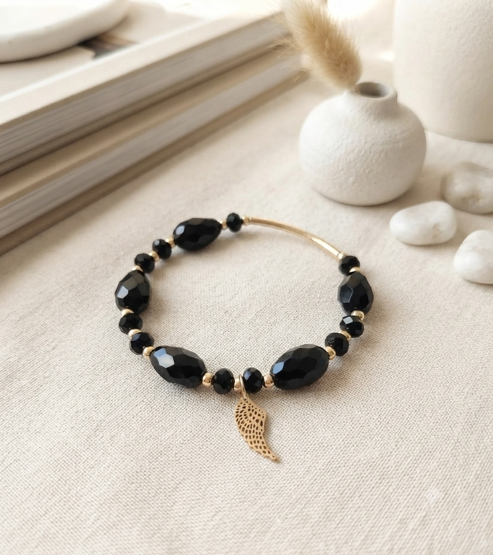 Pulsera Elástica Estilo Minimalista con Dije y Detalles Dorados
