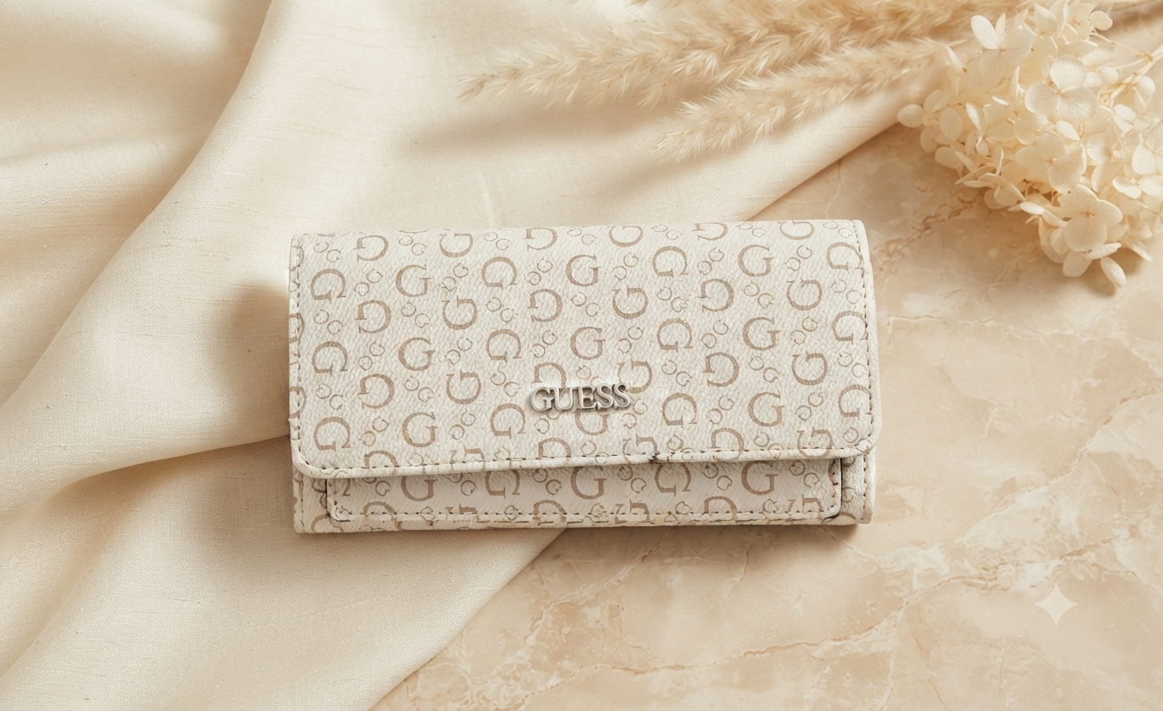 Cartera Clásica Guess - Estampado Monogram en Tonos Neutros