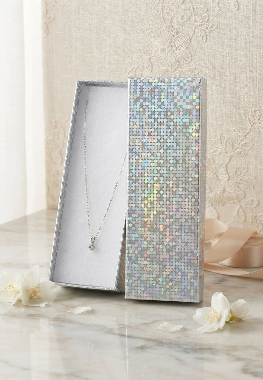 Caja de Joyería Alargada con Acabado Holográfico – Elegancia en Dorado y Plateado