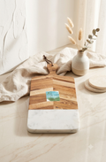 Tabla de Presentación Gourmet – Combinación Exclusiva de Madera de Acacia y Granito Blanco