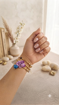 Pulsera Triple, Detalle Floral y Cuentas Doradas