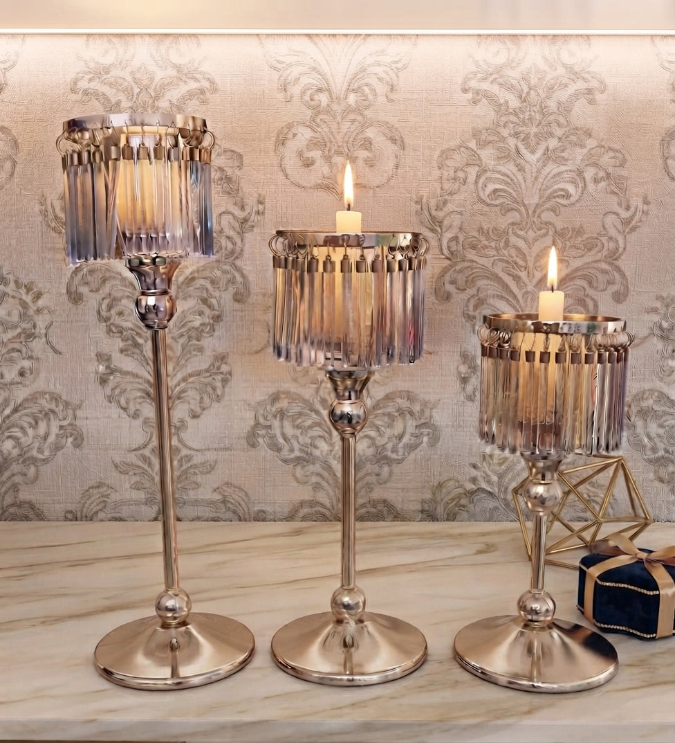 Portavela Decorativo Cilíndrico con Detalles de Cristal y Base Dorada