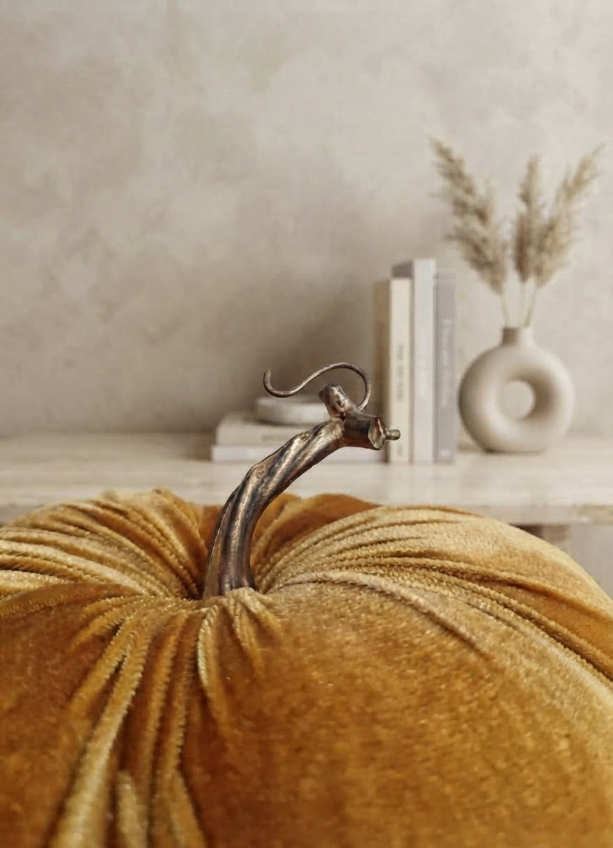 Calabaza Decorativa de Gamusa Color Mostaza - Diseño Artesanal Exclusivo