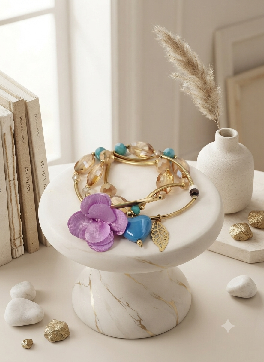 Pulsera Triple, Detalle Floral y Cuentas Doradas