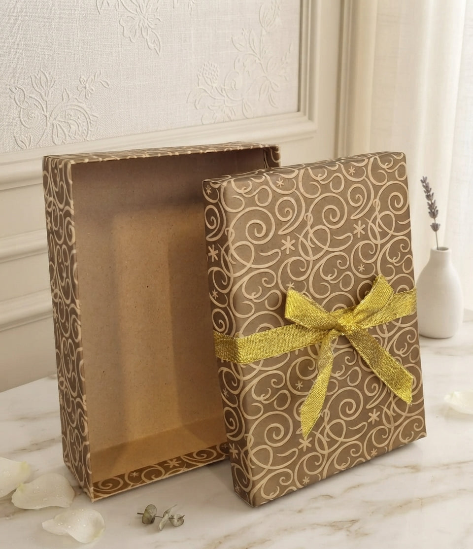 Caja de Regalo Estilo Kraft con Remolinos y Listón Dorado